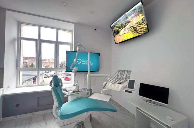 Wnętrze profesjonalnego gabinetu stomatologicznego w Łodzi, zapewniające kompleksowe leczenie ortodontyczne i implantologiczne.